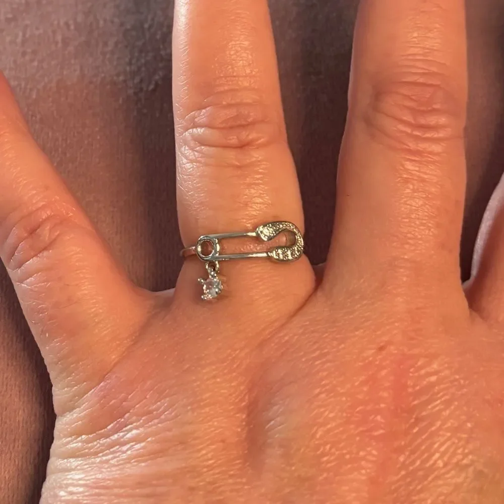 The dangle pin ring in 925 silver